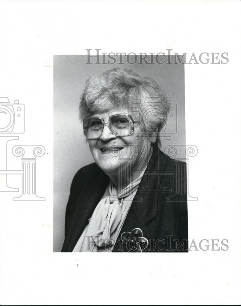 1989 Press Photo Arlynn R. Burton, mgr. of the Parma Regional Library - Historic Images