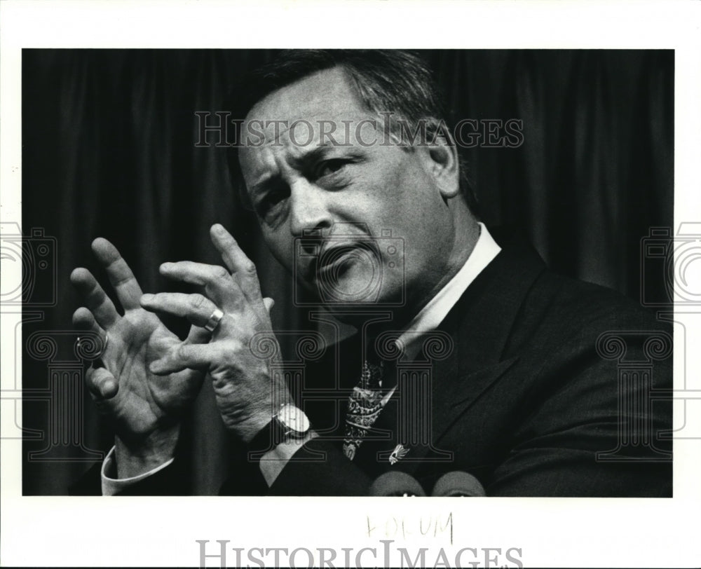 1990 Press Photo Dick Celeste Gov. of Ohio addresses the City Club- Historic Images