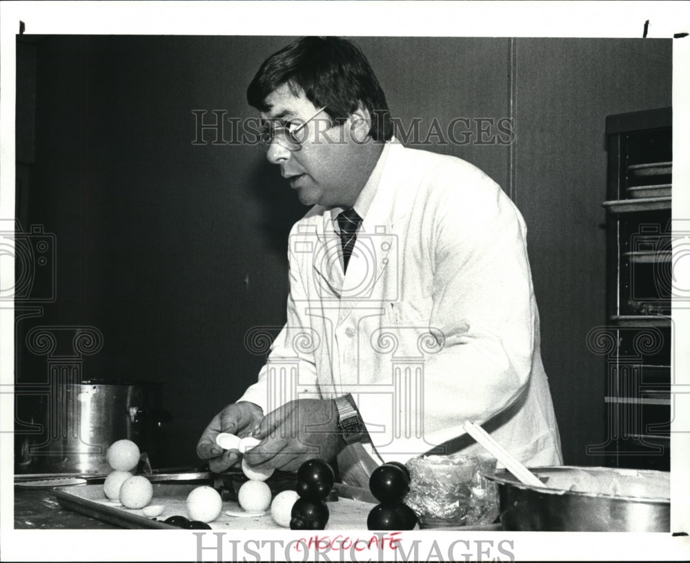 1988 Press Photo Chef Hans Businger &amp; his chocolates at the Normandy Party Ctr.- Historic Images