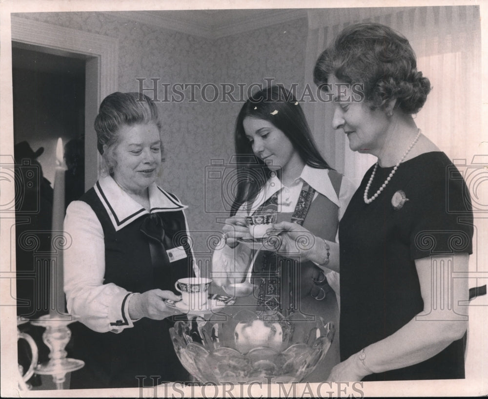 1971 Press Photo Mrs. Anthony J. Celebrezze,Danielle Molles,Mrs. Oscar D. Kramer- Historic Images