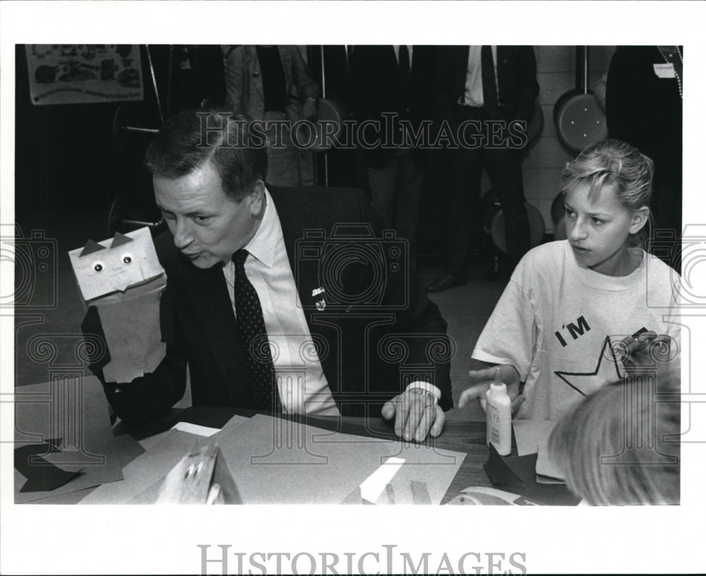 1988 Press Photo Gov. Celeste plays with a paper hand-sack puppet at Grant Elem.- Historic Images