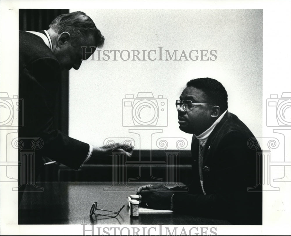 1991 Press Photo Joseph Lee Bryant shows his attorney the prescription drugs- Historic Images