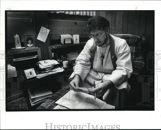 1989 Press Photo Rev. Bill Buckeye works on his sermon- Historic Images