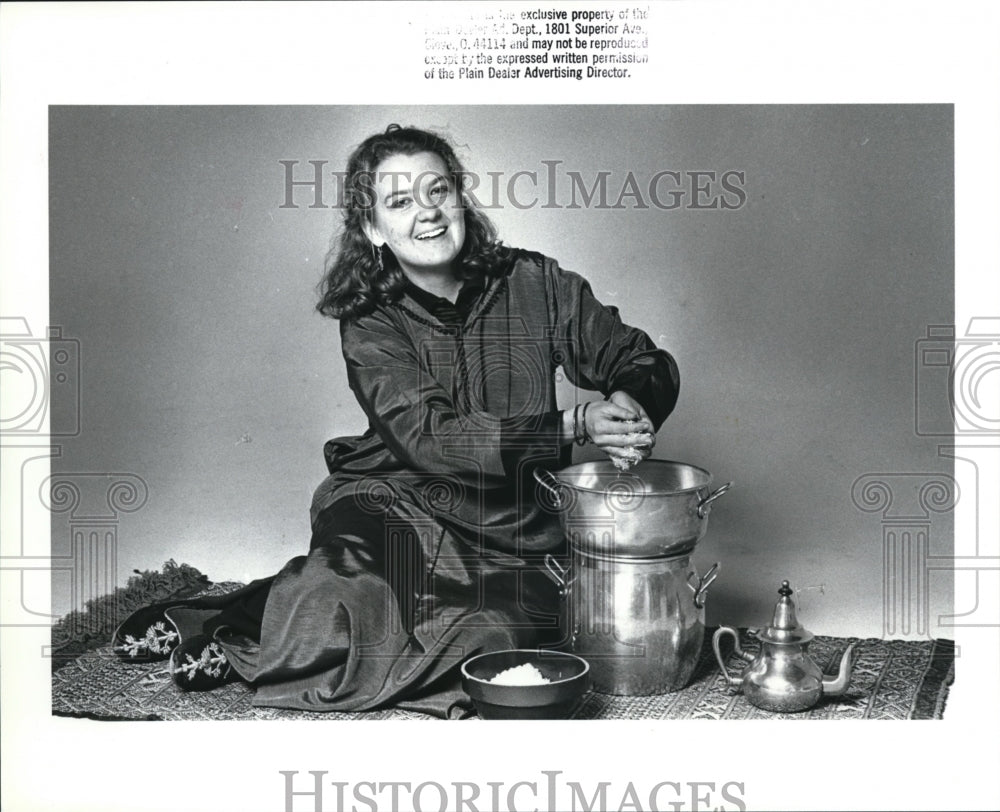 1988 Press Photo Erin Branigan with Moroccan clothing and pots - Historic Images