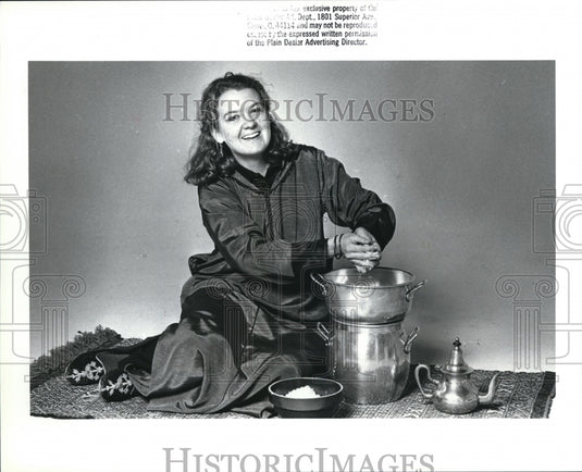 1988 Press Photo Erin Branigan with Moroccan clothing and pots - Historic Images