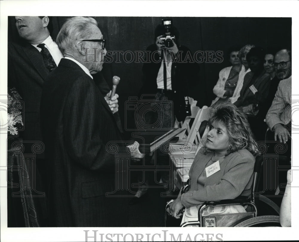 1990 Press Photo Frederick C. Crawford, presenting award to Cheryl Broyles- Historic Images