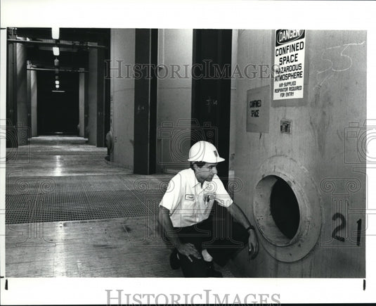 1990 Press Photo Larry Cinadr, at the westerly water treatment plant- Historic Images