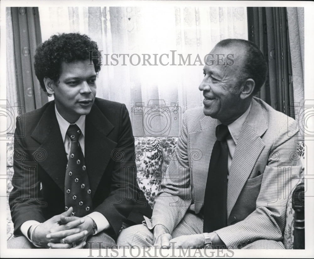 1975 Press Photo Julian Bond, Ga. State Senator Hugh Glkoster - Historic Images