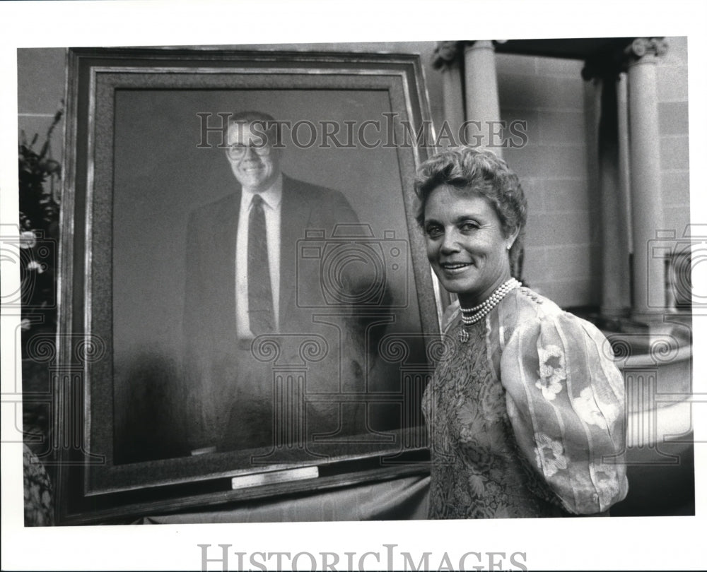 1986 Press Photo Kate Briggs and portrait of Chisholm Halle  at Geranium Ball- Historic Images