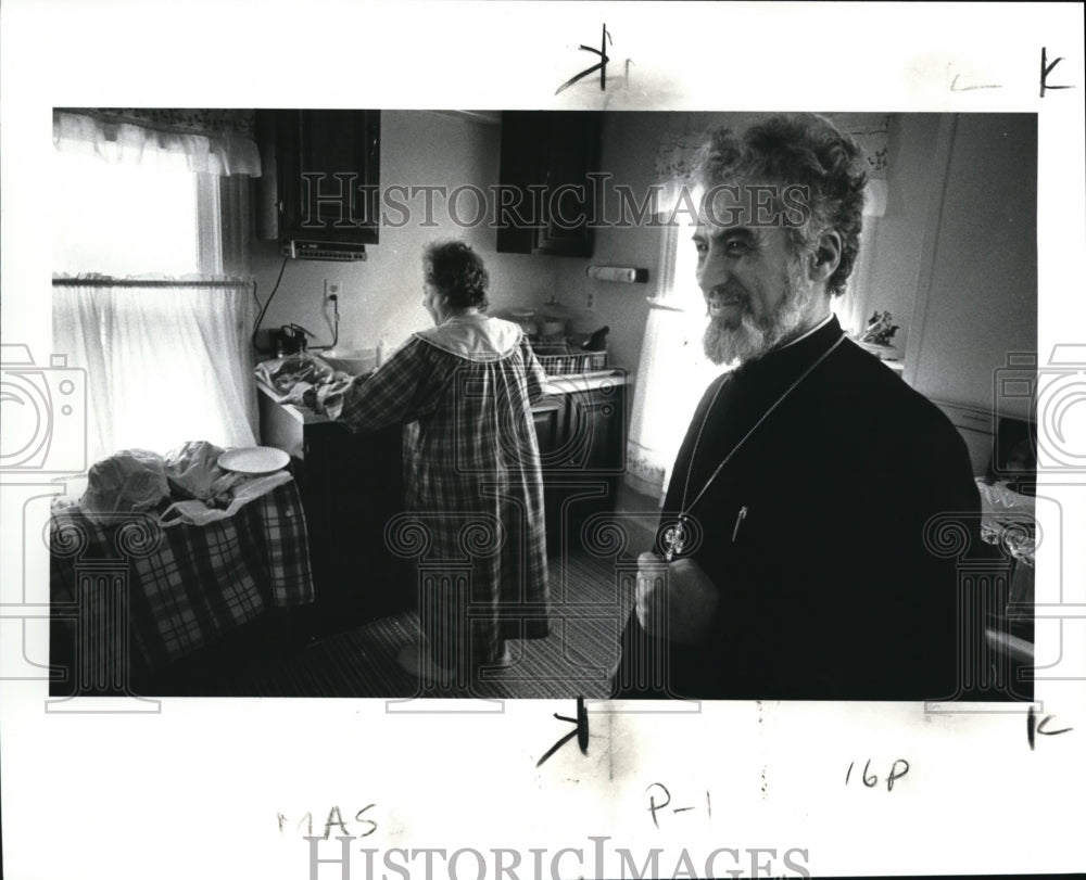 1985 Press Photo Father Calciu-Dumitrease with his wife as they ready for dinner- Historic Images