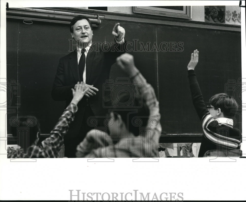 1983 Press Photo Gov. Richard F. Celeste teaches class to 5th graders - Historic Images