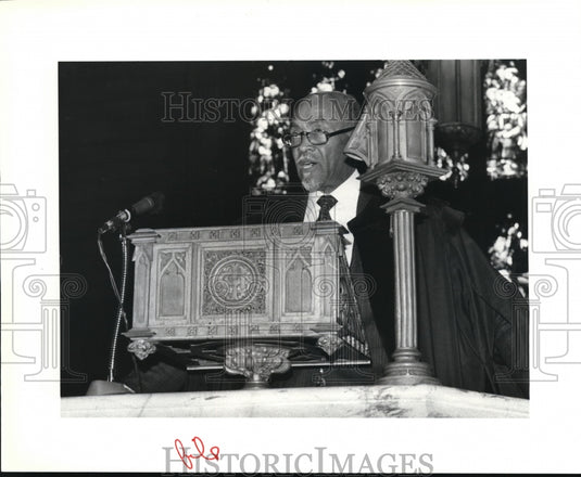 1984 Press Photo Reverend Doctor Charles William Butler speaking at Trinity Cath- Historic Images