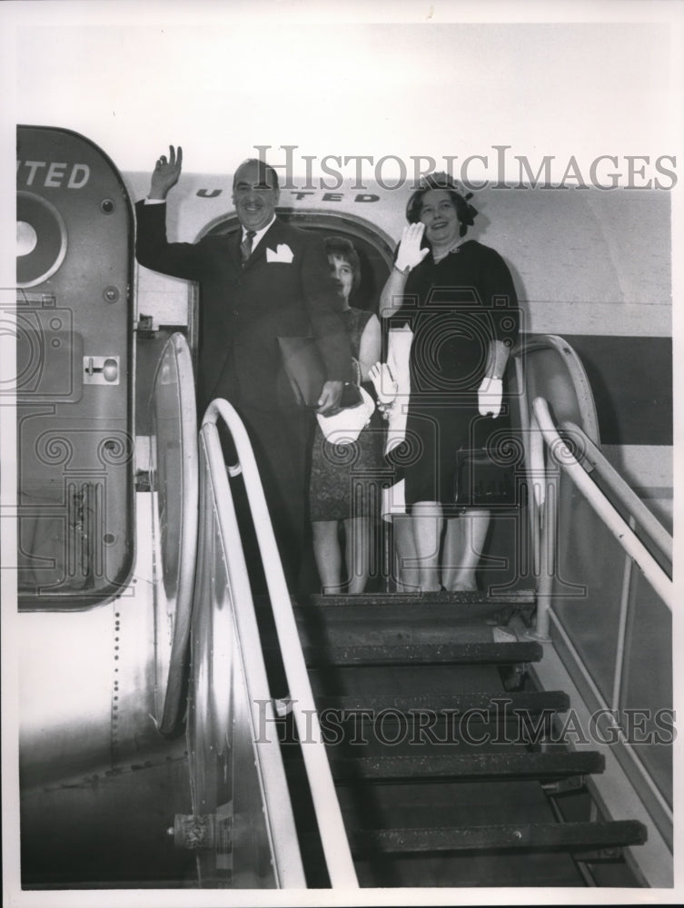 1962 Press Photo Secty Anthony J Celelresse, wife and daughters Sue, jean - Historic Images