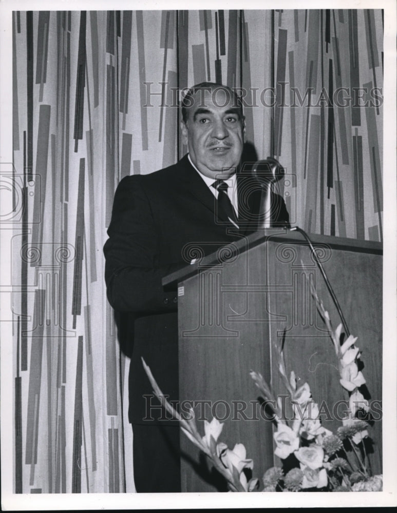 1966 Press Photo New Shiloh Jr. High Speaker Judge Anthony J. Celebrezze - Historic Images