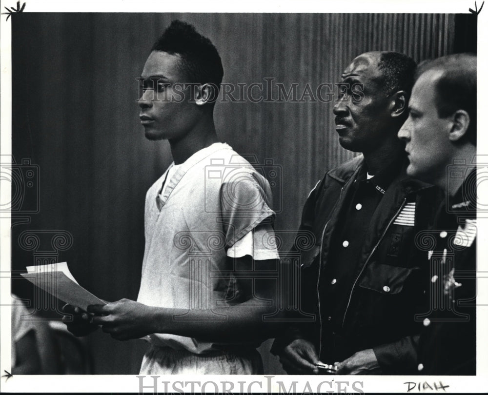 1990 Press Photo Eugene Canady holding his arraignment papers waits to be called- Historic Images