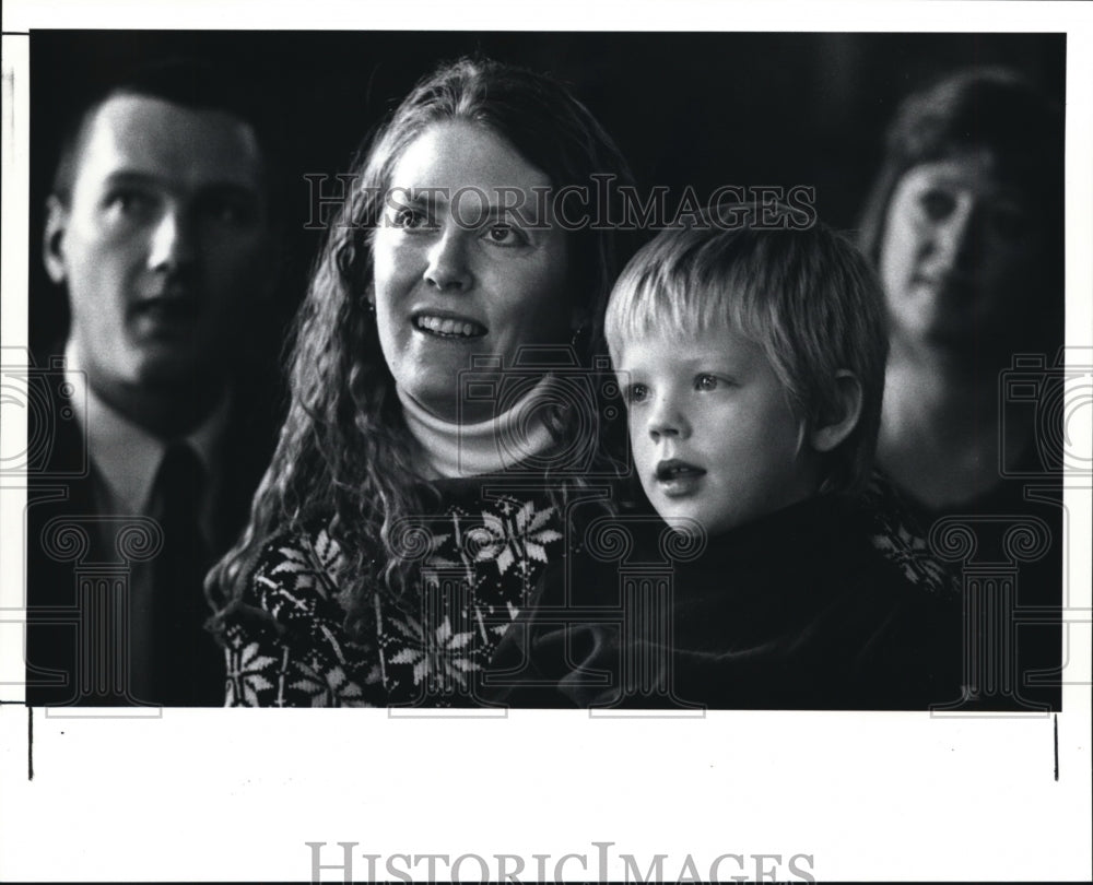 1990 Press Photo Nina Garfield Charlton and her five year old son Harry- Historic Images