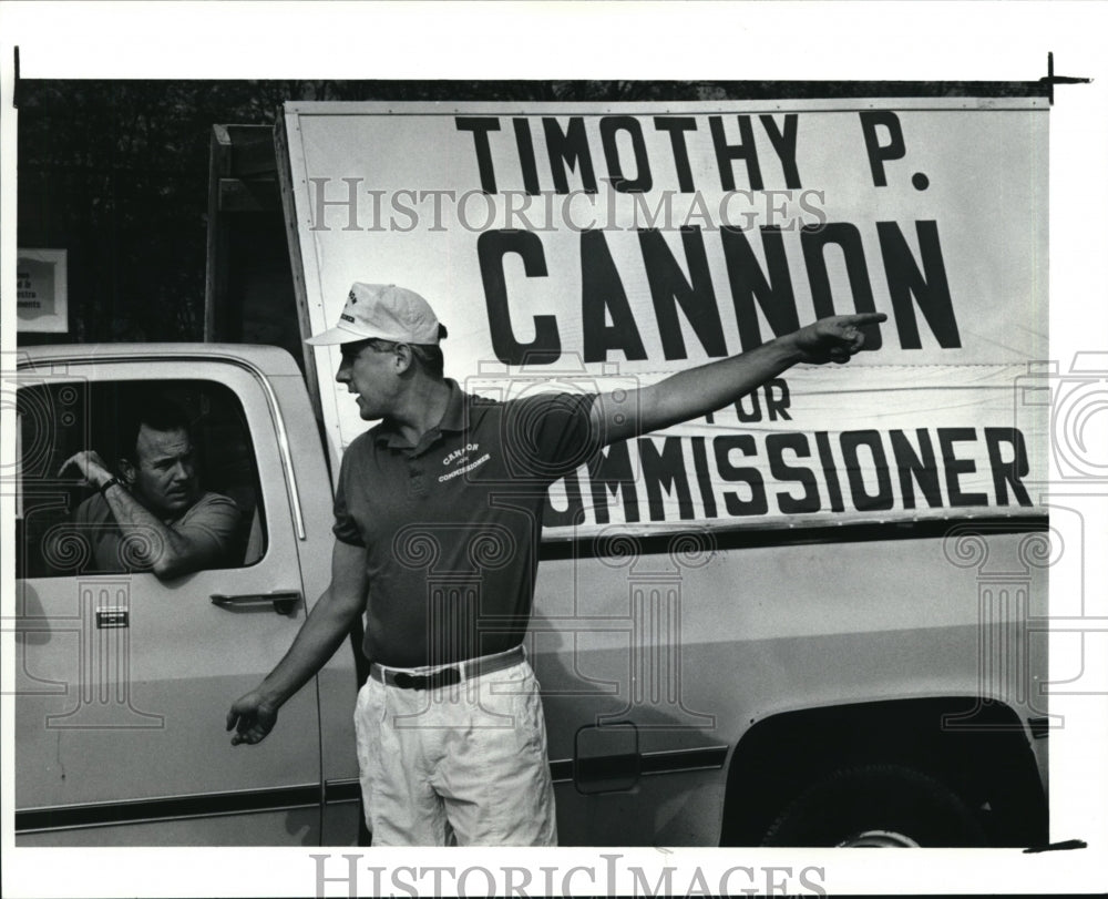 1990 Press Photo Timothy P Cannon Campaigns for Commissioner in Lake County- Historic Images