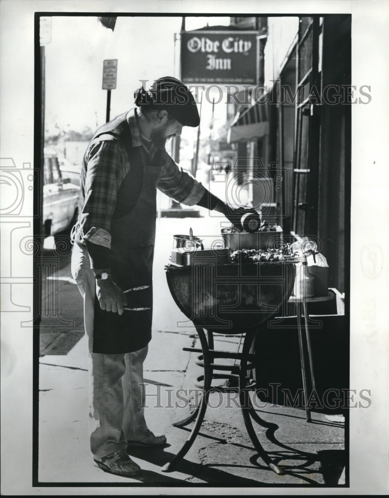 1989 Press Photo Mike Cooney, carryout cook, barbeques ribs- Market Square Park- Historic Images