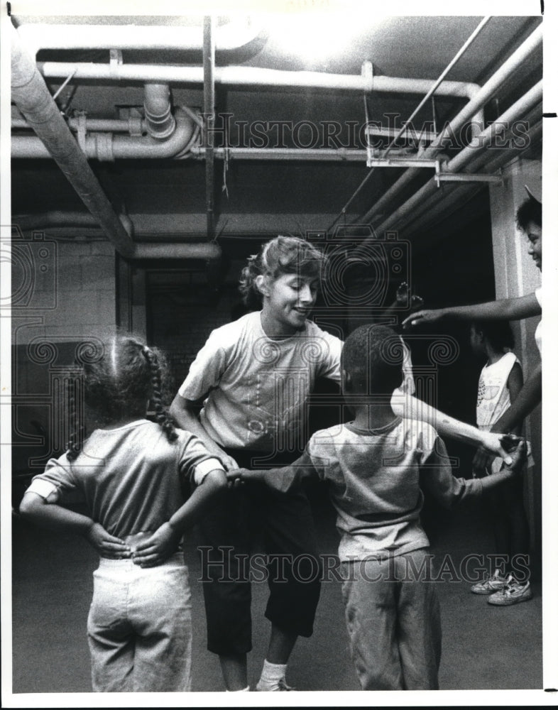 1989 Press Photo Heidi Cohen teaches kids in dance class- Historic Images