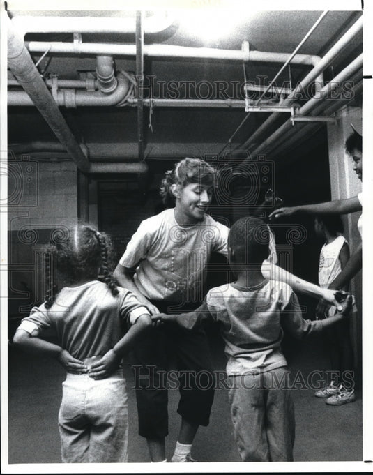1989 Press Photo Heidi Cohen teaches kids in dance class- Historic Images