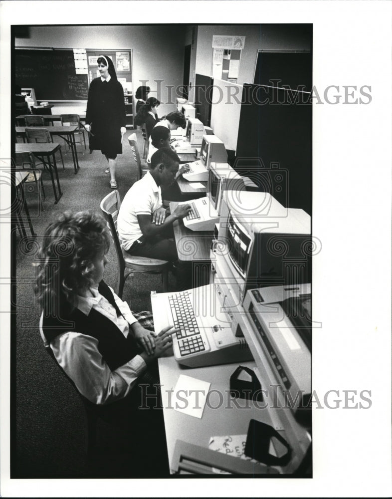 1989 Press Photo Sister Marie DeLourdes supervises eight graders at St. Francis - Historic Images