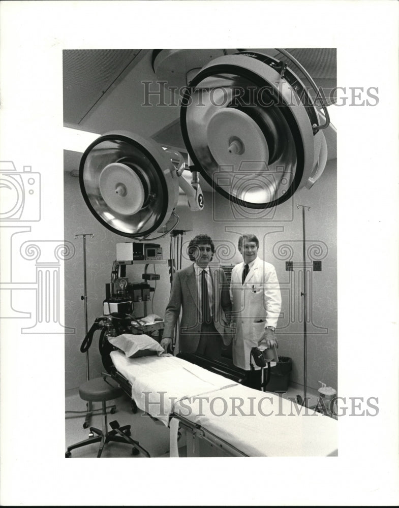 1985 Press Photo Dr Melvyn I. Dinner &amp; Dr J Sheldon Artz, MD in operating room - Historic Images