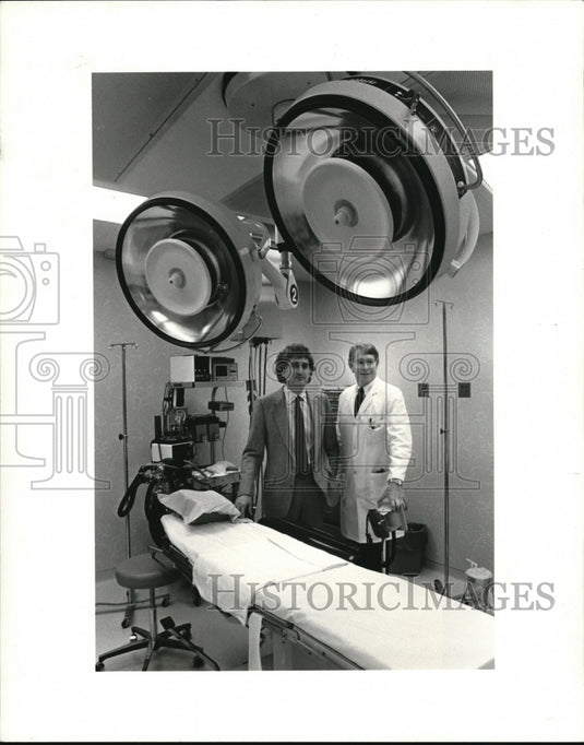 1985 Press Photo Dr Melvyn I. Dinner & Dr J Sheldon Artz, MD in operating room - Historic Images