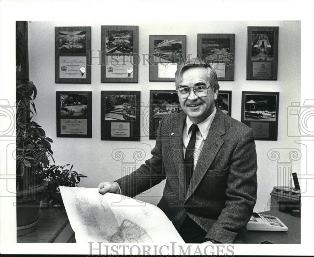 1988 Press Photo Ed Connelly of Connelly Landscape- Historic Images