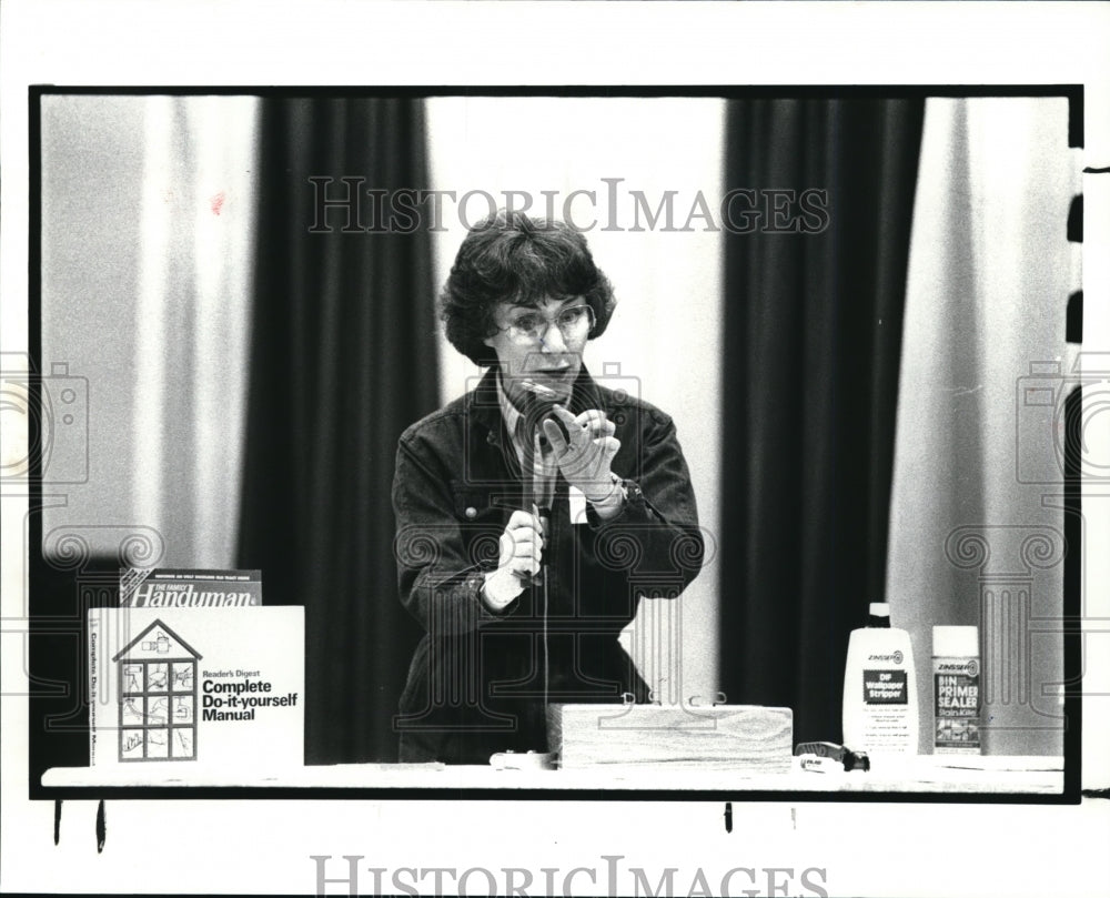 1988 Press Photo Beverly DeJulia known as Ms. Fix-It at the Home and Flower Show- Historic Images