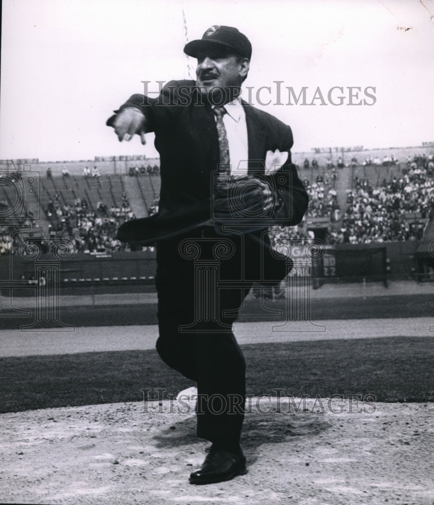 1955 Press Photo Mayor Celebreezce throws ball- Historic Images