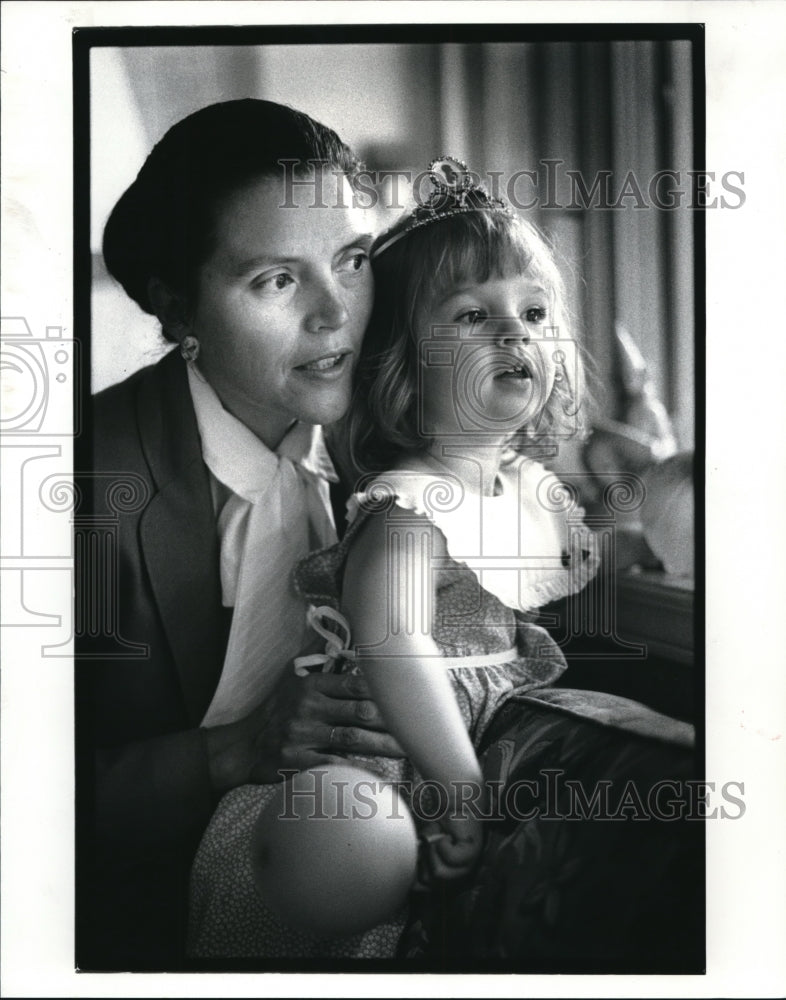 1986 Press Photo Frmr Willoughby Judge Elaine Crane w daughter Courtney- Historic Images