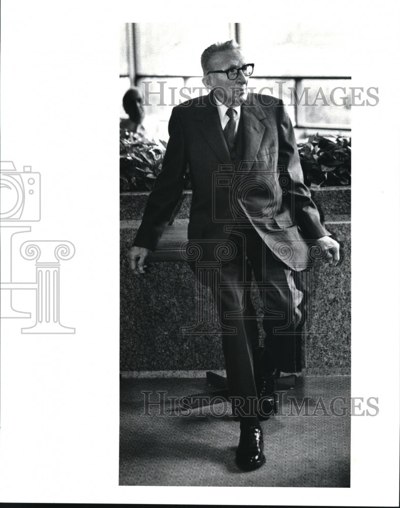 1991 Press Photo Fred Crawford listens to speeches about himself at his 100th- Historic Images