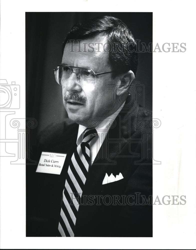 1989 Press Photo Richard Curry of McDonald Company, moderator of Investment talk- Historic Images