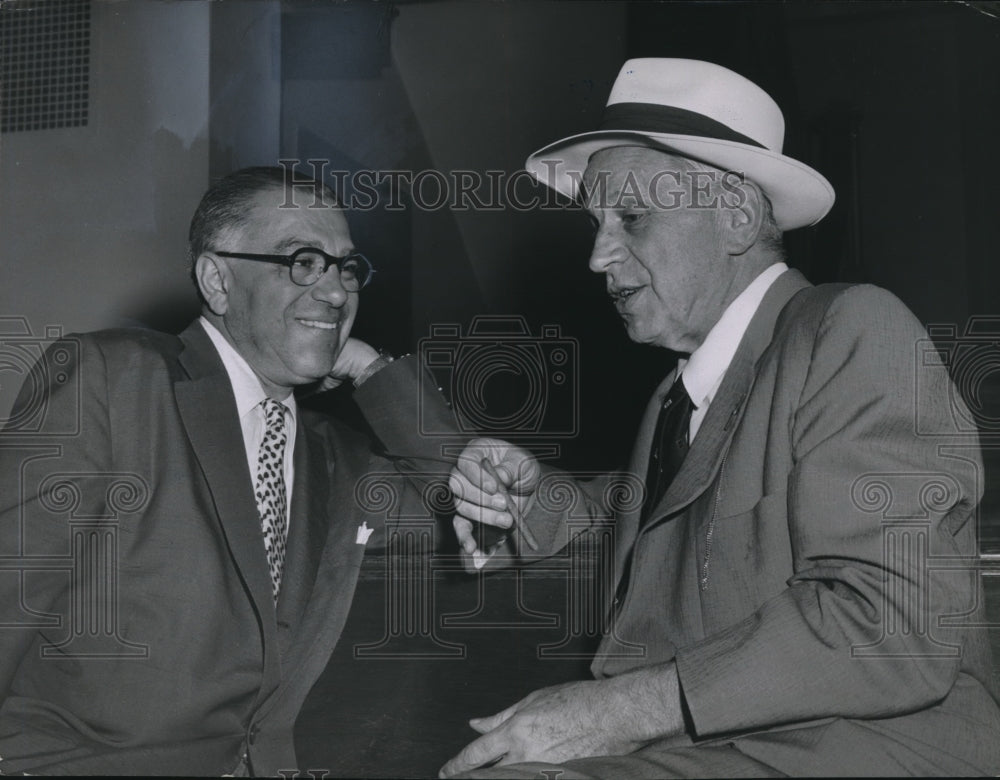 1954 Press Photo Counsel for Dr Samuel Sheppard talking to Fred W. Garmore- Historic Images