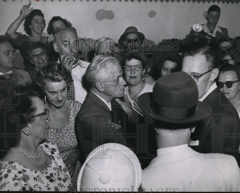 1954 Press Photo William J. Corrigan w/ Dr. Sam after he was ejected out - Historic Images