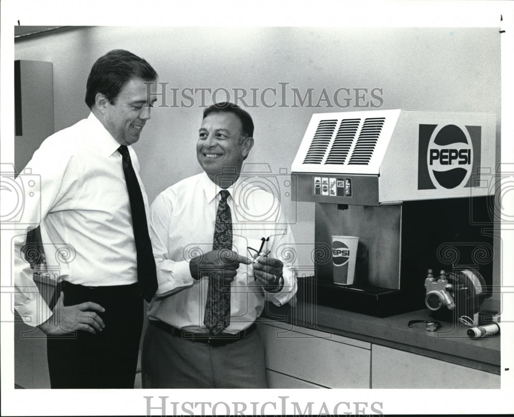 1990 Press Photo Robert Cutting, president and Joseph Shannon, Chairman ABC- Historic Images