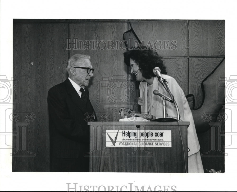 1990 Press Photo Frederick Crawford, receives award from Betty Ann Gorman- Historic Images