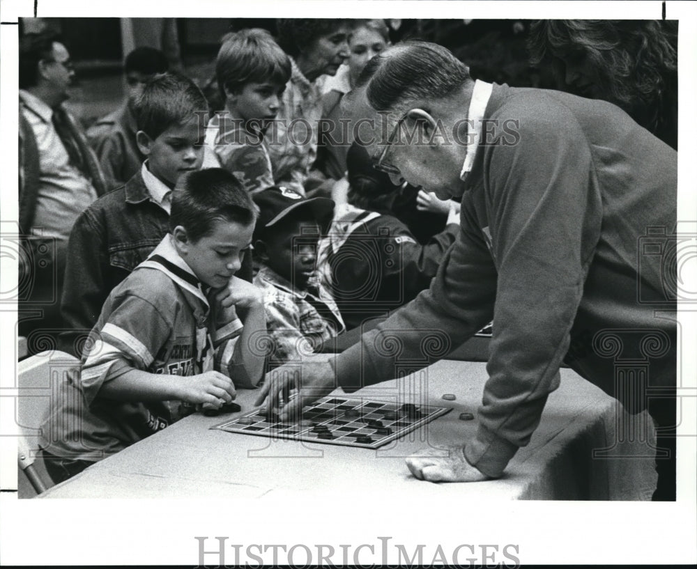 1988 Press Photo Vincent DeLong playing chess with Boy Scouts troop 285- Historic Images