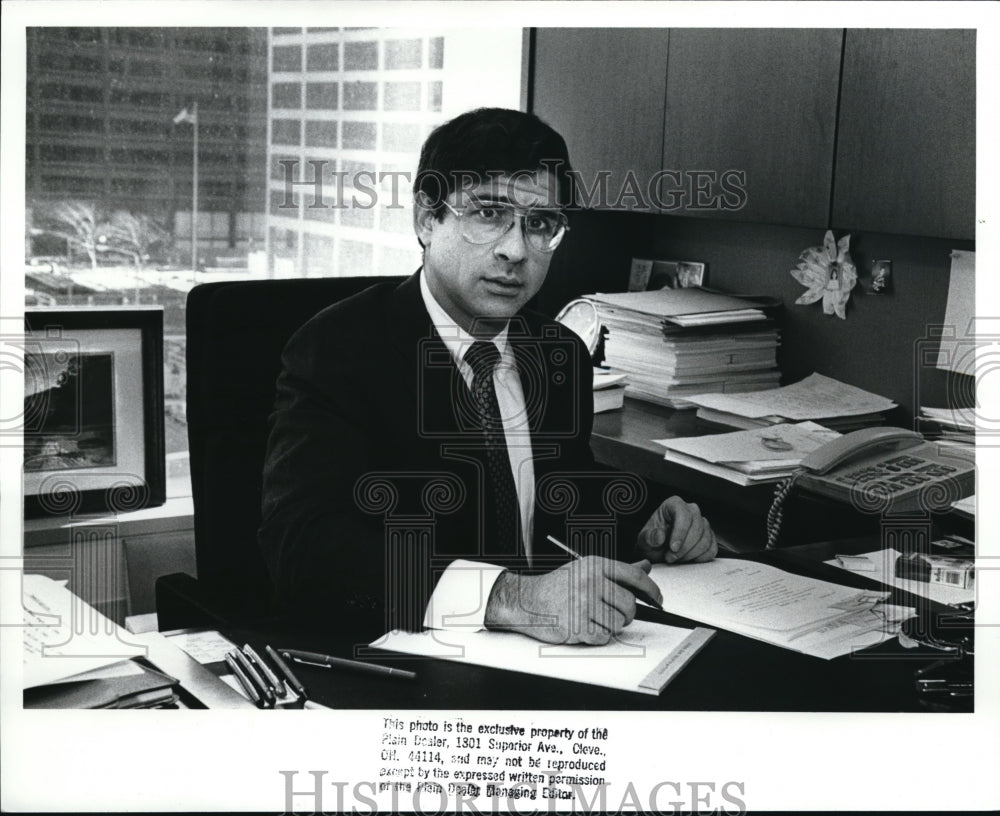 1989 Press Photo Rob Ducatman of the Jones Day Offices- Historic Images