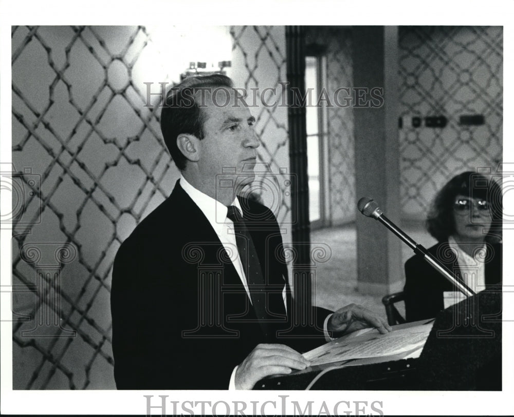 1991 Press Photo Charles Duffy speaks on federal contract compliance programs.- Historic Images