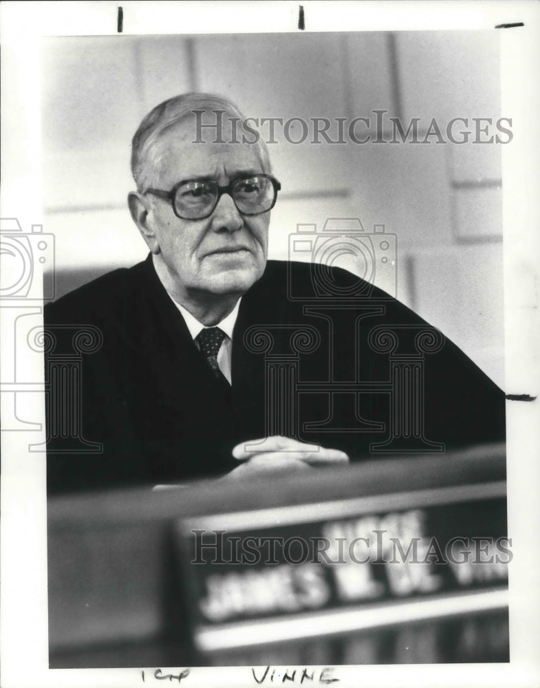 1987 Press Photo Judge James M. DeVinne retired East Cleveland Judge filing in - Historic Images