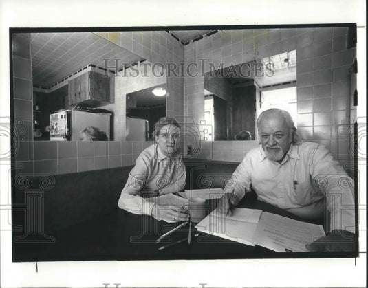 1988 Press Photo Joanne and Charles Denko in their home in Rocky River- Historic Images