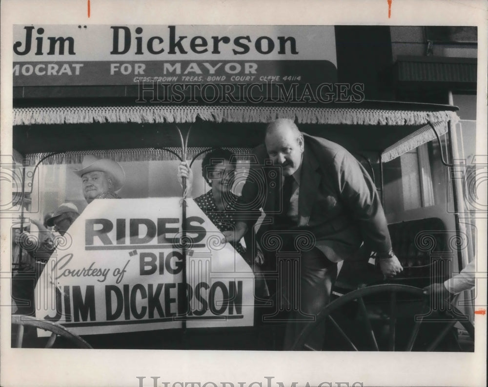 1975 Press Photo James F. Dickerson and wife arrive to open campaign for mayor- Historic Images