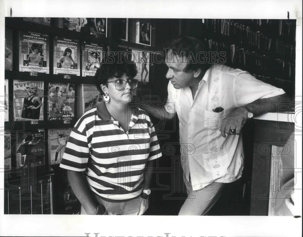 1987 Press Photo Sergeant Roger Dennerll briefs an employee- Historic Images