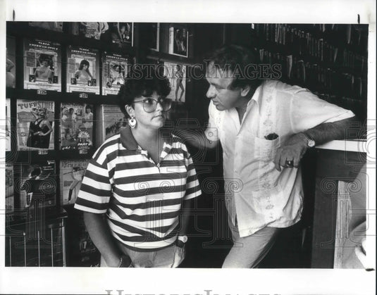 1987 Press Photo Sergeant Roger Dennerll briefs an employee- Historic Images