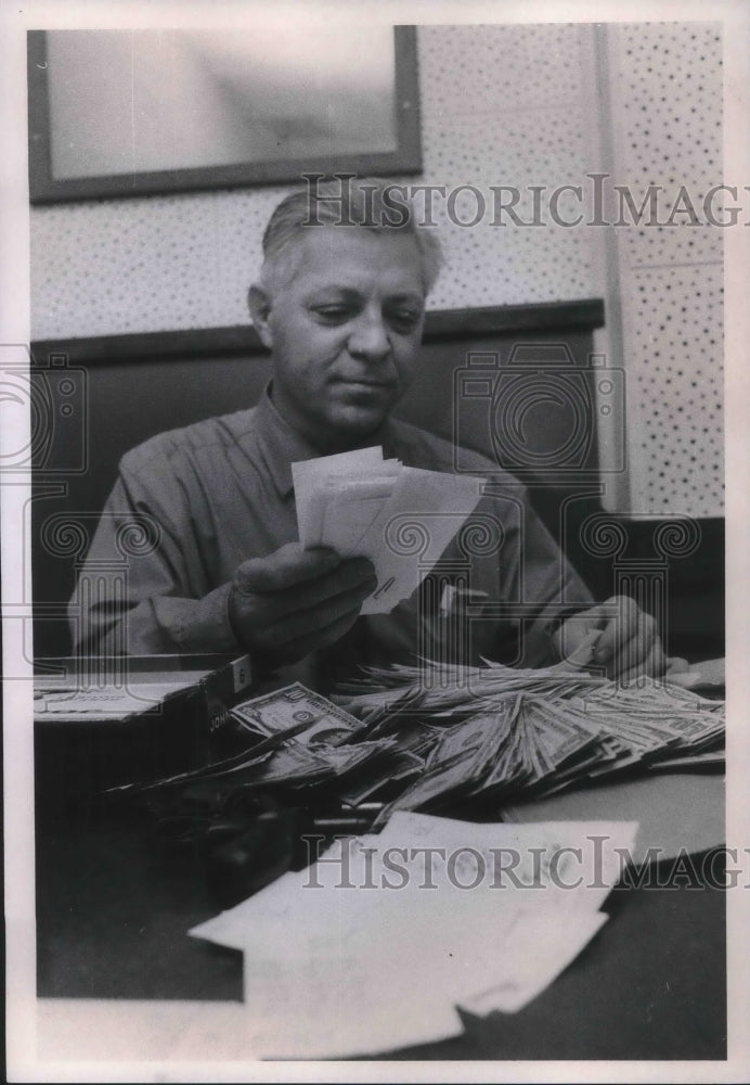 1969 Press Photo Det Ken W Doran with money and slips from clearing house raid- Historic Images