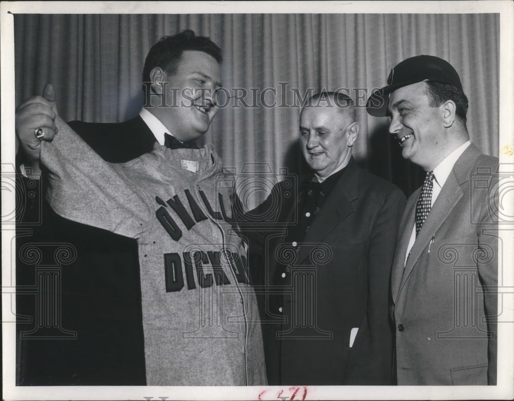 1957 Press Photo Jim Dickerson, Jack Kuver & John O'Malley owner of Studebaker.- Historic Images