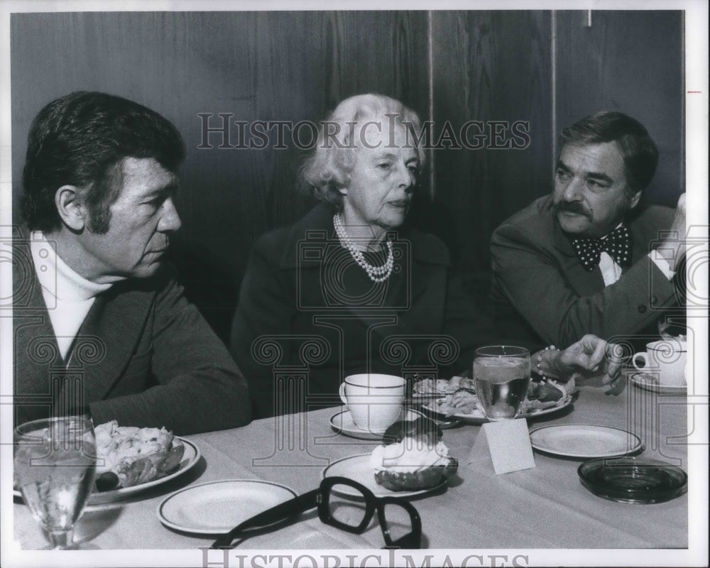 1975 Press Photo Playwright Robert Lee and guest speaker Helen Gahagan Douglas- Historic Images