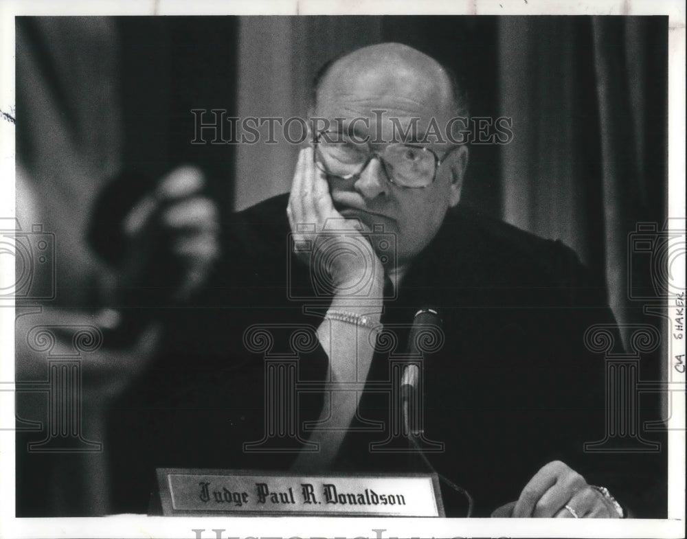 1991 Press Photo Judge Paul Donaldson listens to Chief Probation Officer- Historic Images