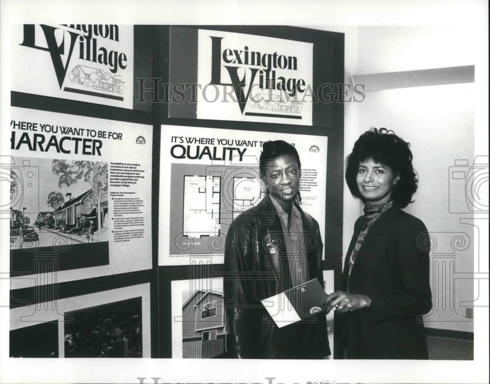 1987 Press Photo Victoria Kendrick and Rosalinda Edwards at Lexington Village.- Historic Images